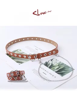 Détail de la ceinture en cuir PU camel avec œillets en cœur, boucle en métal et chaîne