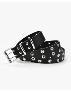 Détail de ceinture punk en cuir noir avec boucle à double ardillon argentée et œillets