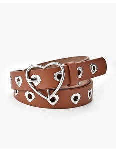 Détail de la ceinture marron avec boucle coeur argentée et décorations creuses en métal