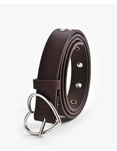 Détail de la boucle en cœur argentée et des œillets métalliques sur ceinture en cuir marron