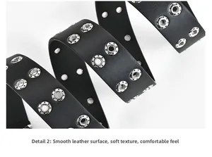 Gros plan sur une ceinture punk noire avec doubles œillets en métal argenté et cuir