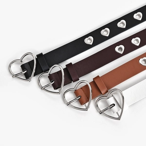 Ceinture femme avec boucle cœur et œillets en forme de cœur disponible en quatre couleurs