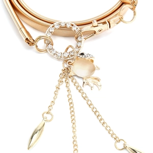 Chaîne de taille élastique dorée avec pendentif poisson en opale et strass brillants