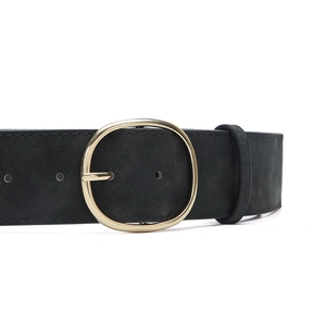 Ceinture large noire mate pour femme avec boucle ovale dorée élégante et surpiqûres fines