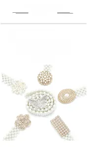 Detail van elegante parel elastische tailleriemen met diverse strass gespen voor dames