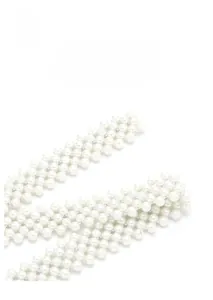 Detail van een elastische riem met meerdere rijen witte parels en zinklegering gesp