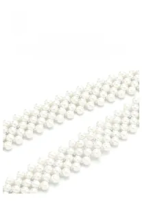 Macro-detail van elegante elastische riem met meerdere rijen witte parels en weefaccenten
