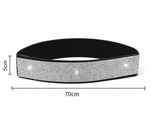 Vista detallada del cinturón elástico de 5 cm de ancho con diamantes de imitación brillantes