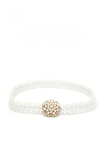 Gedetailleerde weergave van meerrijige pareltailleketting met elegante strass bloemgesp