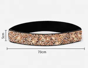 Detalle del ancho de 5 cm del cinturón elástico negro con lentejuelas de oro rosa