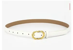 Détail d'une ceinture en cuir blanc avec boucle dorée vintage au design torsadé