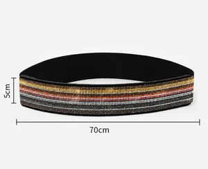 Detalle de cinturón elástico de 5cm de ancho con brillantes de varios colores