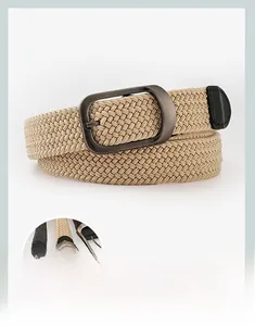 Gros plan d'une ceinture tressée élastique beige avec boucle en métal gris foncé