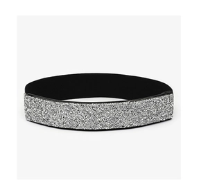 Detalle de diamantes de imitación plateados en cinturón elástico negro de 5 cm