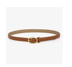 Détail d'une fine ceinture en cuir marron avec boucle dorée vintage et coutures précises