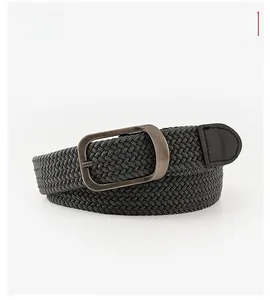 Gros plan d'une ceinture tressée extensible gris foncé avec une boucle en métal noir