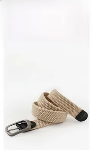 Détail de ceinture tressée extensible avec boucle en métal et échantillons de couleurs