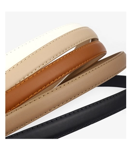 Détail de fines ceintures en cuir en cinq couleurs avec surpiqûres pour robes et jeans