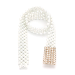 Elegante meerrijige witte parel tailleriem met met strass ingelegde gouden gesp