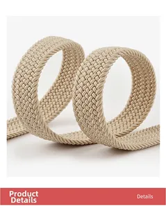 Vue macro de la ceinture élastique tressée beige montrant les détails de la fibre