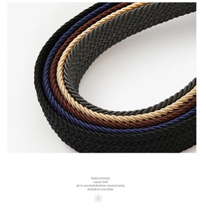 Détail de ceintures tressées élastiques en noir, marine, marron, beige et gris