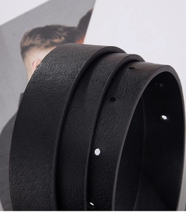 Detailansicht aus schwarzem Kunstleder mit Lychee-Struktur und präzisen Verstelllöchern
