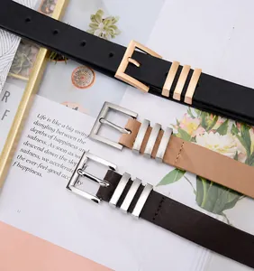 Detailansicht der schmalen Damen-Ledergürtel mit quadratischen Schnallen in Schwarz und Beige