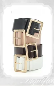 Set mit vier breiten Damen-Ledergürteln in Schwarz, Beige, Braun und Weiß mit goldener Schnalle