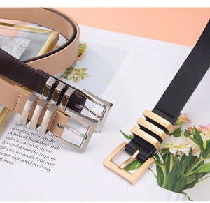Dreiteiliges Set aus schmalen Ledergürteln in Schwarz, Braun und Beige mit Metallschnallen