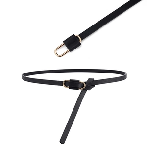 Minimalistischer schmaler Ledergürtel für Damen mit ovaler goldener Metallschnalle