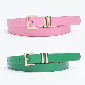 Fine ceinture élégante en cuir avec boucle dorée en rose et vert pour femmes