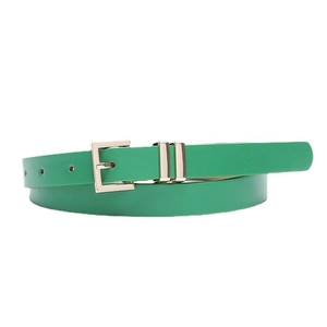 Ceinture fine verte élégante pour femme avec boucle argentée en E sur fond blanc