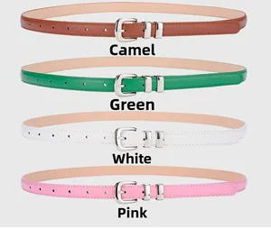 Detail von vier bunten schmalen Ledergürteln mit Silberschnallen in Camel, Grün, Weiß und Rosa