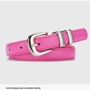 Detailansicht eines rosa Leder-Schmalgürtels mit silberner Metallschnalle und Ziernähten