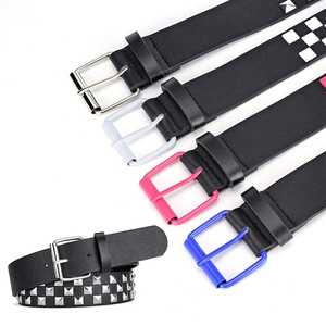 Ceinture punk en cuir avec clous métalliques carrés et boucles colorées sur fond blanc