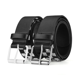 Ceinture noire pour femme avec clous carrés et boucles en métal blanc mat et argent poli