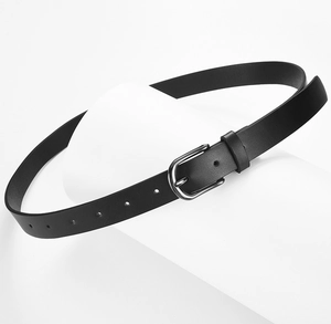 Vue détaillée d'une ceinture noire en cuir PU avec boucle ardillon argentée
