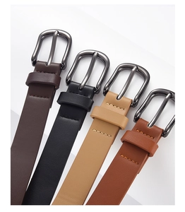 Gros plan de quatre couleurs de ceintures en cuir PU avec boucles à ardillon gris