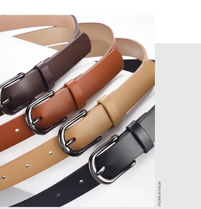 Vue détaillée de quatre ceintures rétro en cuir PU avec boucles ovales en métal coloré