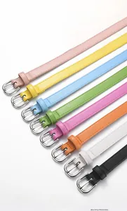 Détail de 8 ceintures colorées en cuir avec boucles argentées et texture grainée