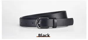 Détail de la ceinture en cuir PU noir avec grain fin et boucle en D en métal poli noirci