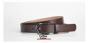 Détail d'une ceinture en cuir PU marron café avec une boucle ardillon gris fusil