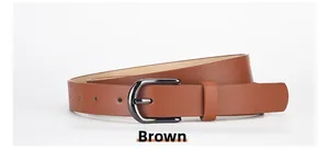 Détail de la ceinture en cuir PU marron avec une boucle ardillon en métal poli