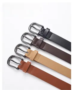 Vue détaillée de quatre ceintures minimalistes en similicuir noir et marron avec boucles en alliage