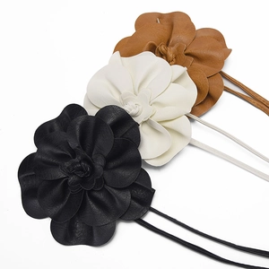Ceinture élégante en cuir avec fleur de camélia en noir, beige et marron pour robe