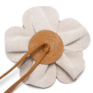 Ceinture florale élégante en lin beige avec centre en cuir et détail de nœud pour robes