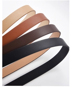 Vue détaillée de fines ceintures en cuir PU en abricot, marron et noir mat