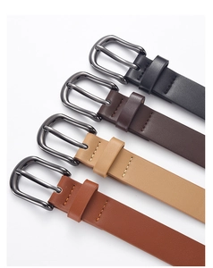 Vue détaillée de quatre ceintures en cuir PU noir, marron, kaki et rouge-brun avec boucles