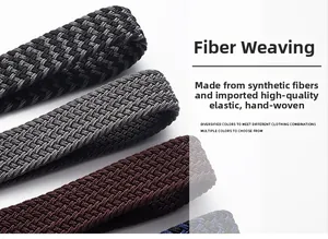 Nahaufnahme geflochtener Stretchgürtel in verschiedenen Farben mit Texturdetails