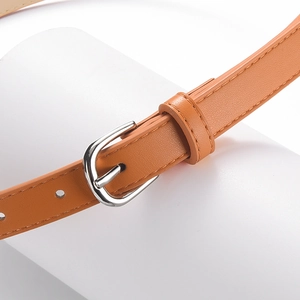 Ceinture fine en cuir marron pour femme avec boucle ardillon argentée et texture litchi